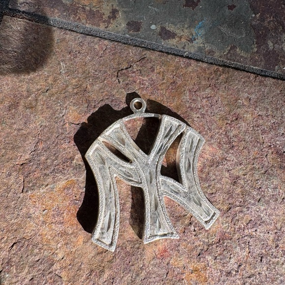 Vintage sterling silver New York Yankees pendant - Picture 1 of 4